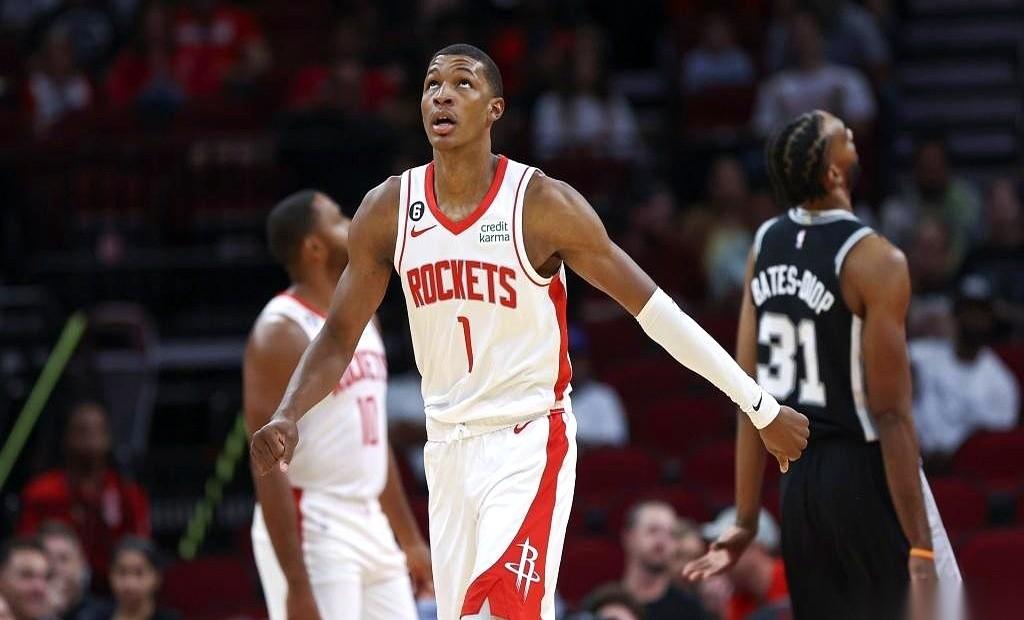 19分，8个篮板，3个盖帽。这数据挺好，但你知道今天小史密斯身上，最牛逼，最让