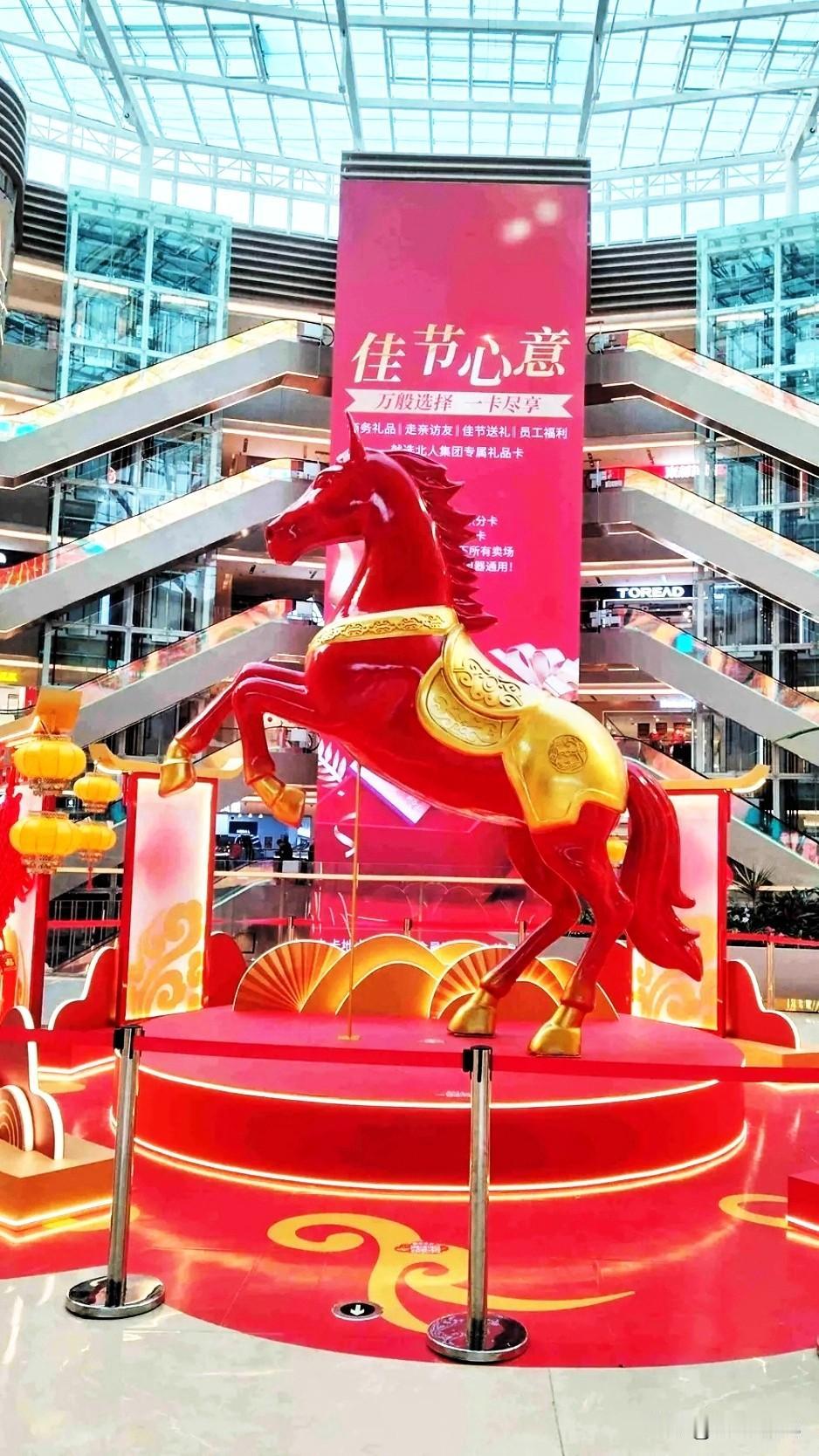 万马奔腾新年到，骏马奔腾好运到。家庭幸福又美满，新春福运又连连。事业