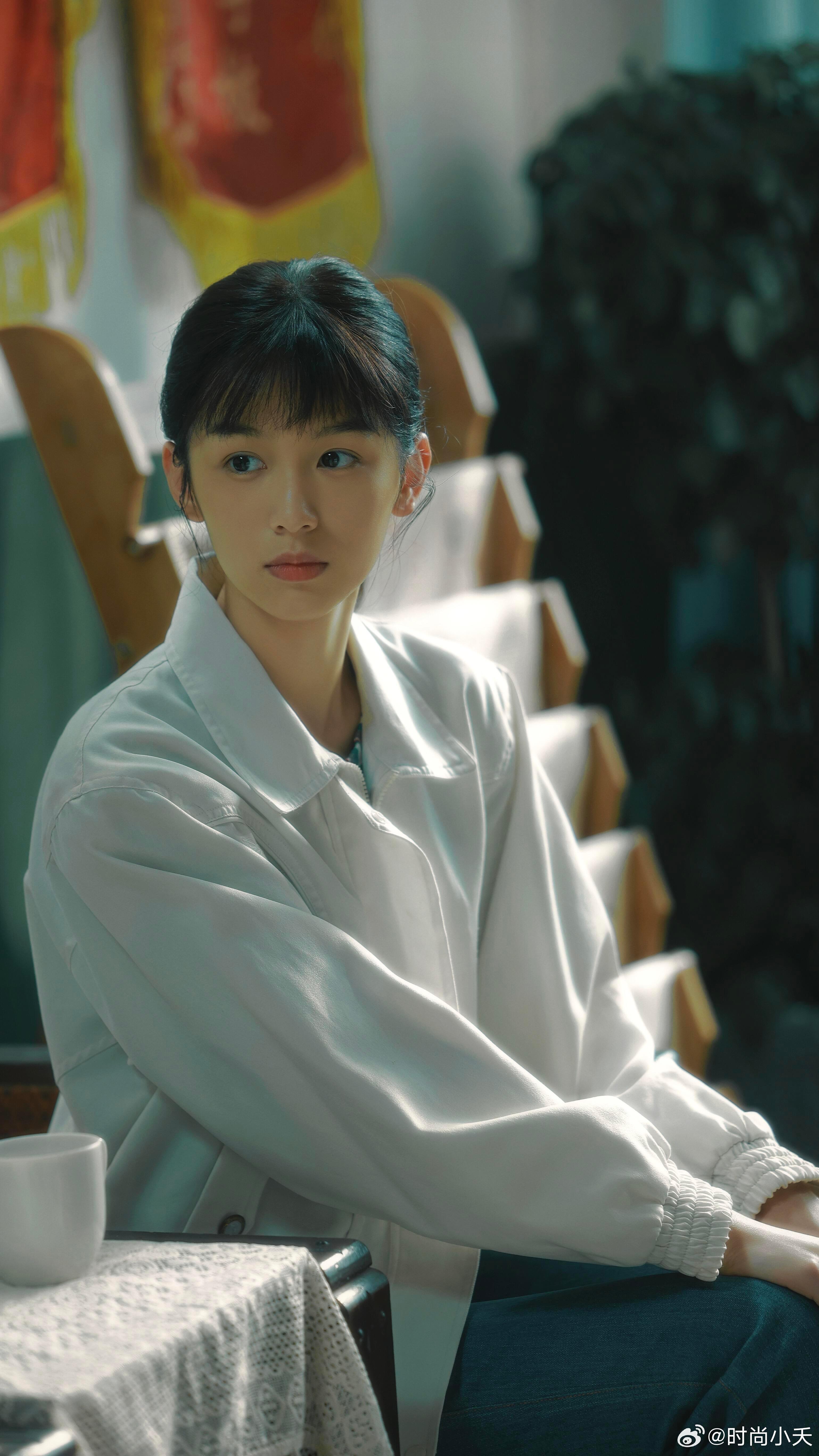 五官优越的人真的是越素越好看！周也在《你好1983》里的穿搭，简单干净又有氛围感