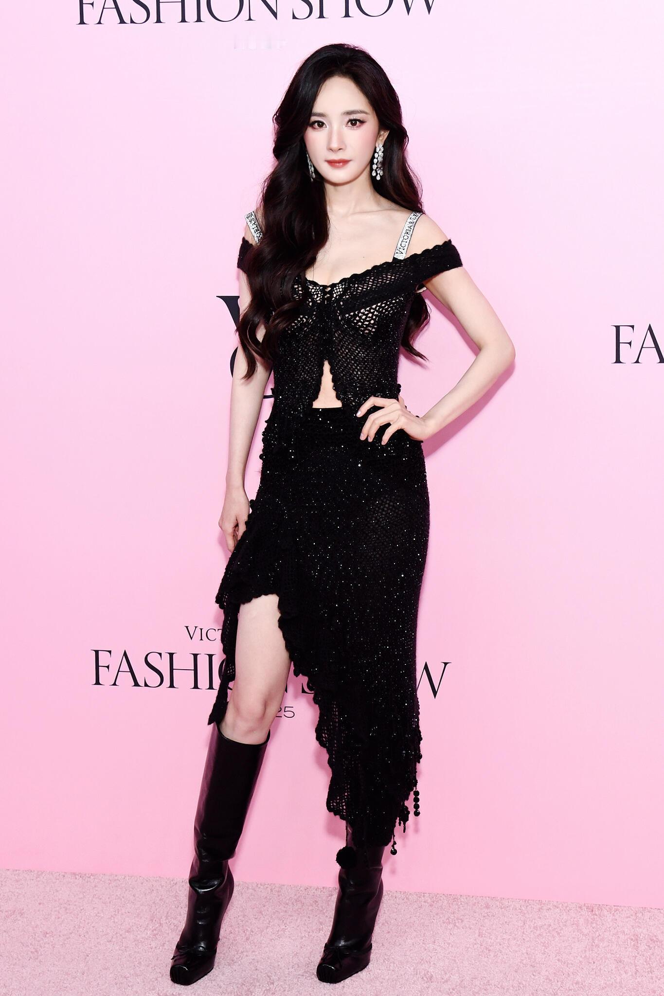 让杨幂盛典图给内娱一些震撼杨幂在复制粘贴的时代，你是手写的诗[玫瑰]​