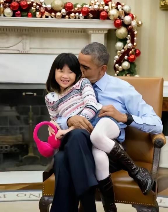 2015年那张奥巴马在白宫办公室横抱中国血统小女孩，还轻吻其后颈的照片真让人印象