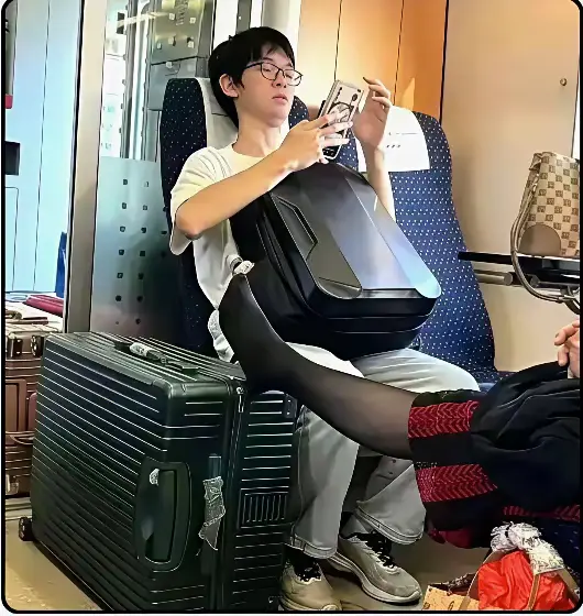 高铁上这小伙子甚至不敢乱动一下
