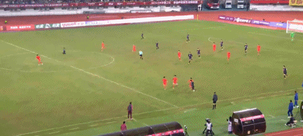 国青徐彬的这次回传真的太不应该，明明身边有2个队友，非得往回传，再加上汪士钦在1