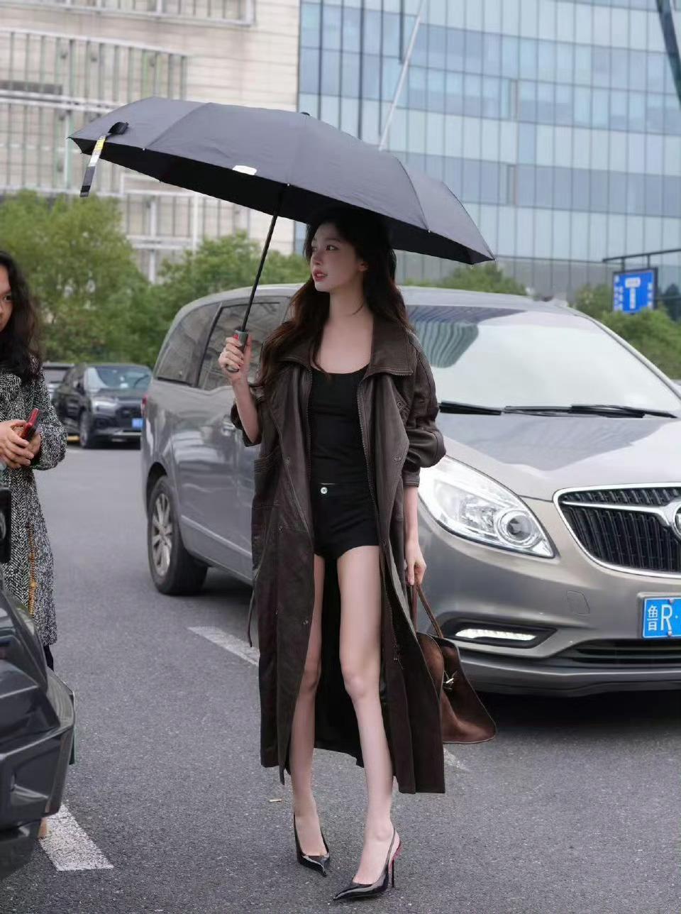 易梦玲又进美人余剧组拍戏了其他明星的上班路透图都是轻松舒适为主她冬天这么穿…确实