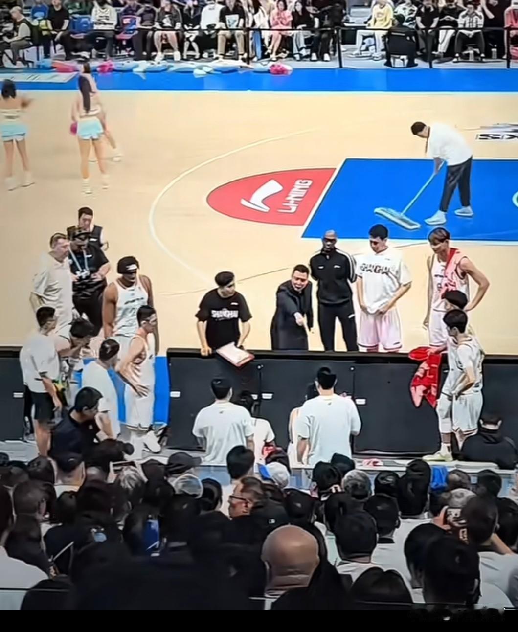 也不知道昨天CBA半决赛G3，上海男篮李弘权到底做了什么事情，让主教练暴跳如雷的