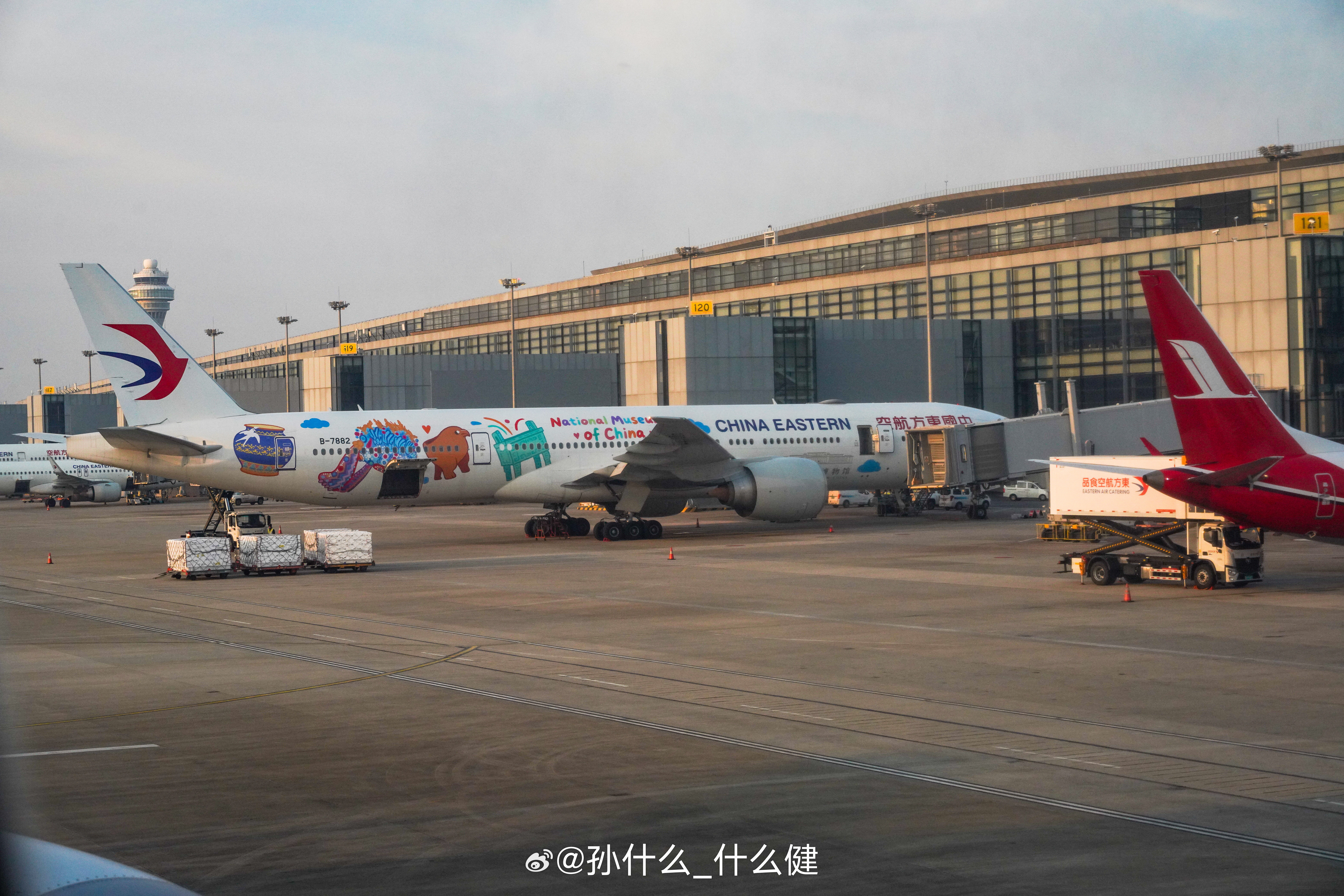 遇到了浦东机场两大霸主阿提哈德和新加坡航空的A380-800坐在777里看A