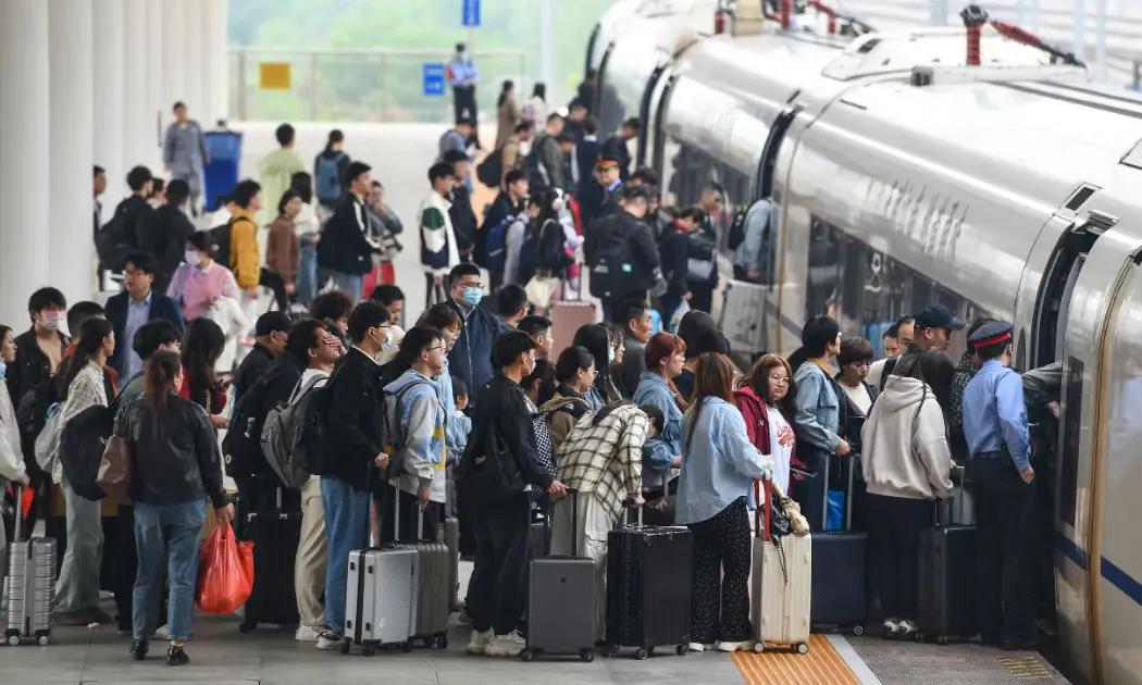 高铁上，邻座两个老外的对话让我这个中国人越听越不是滋味——他们夸的，恰恰是我平时