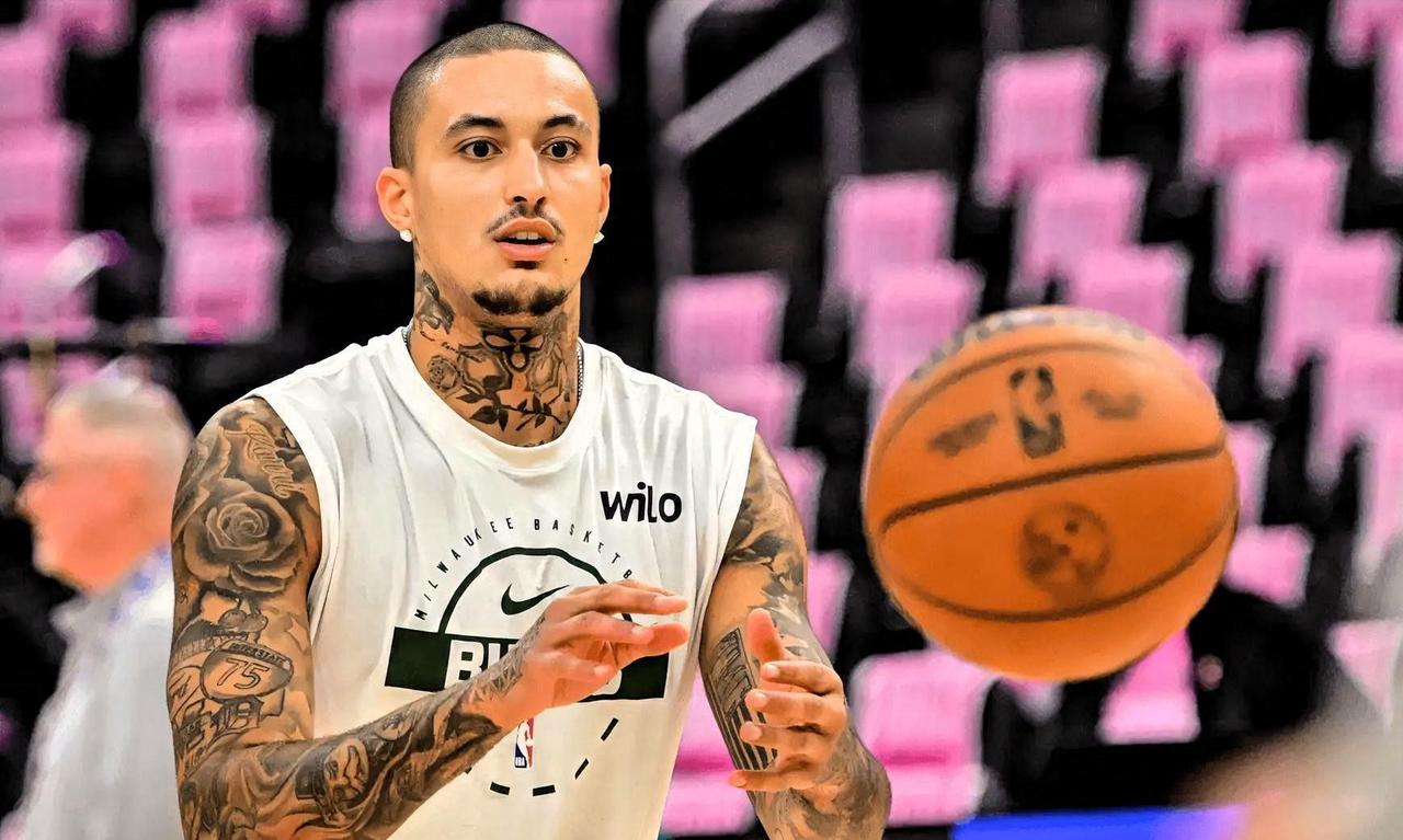 湖人旧将库兹马，最近在雄鹿的赛场上，被人调侃是来搞笑的。第一节三分出手四次