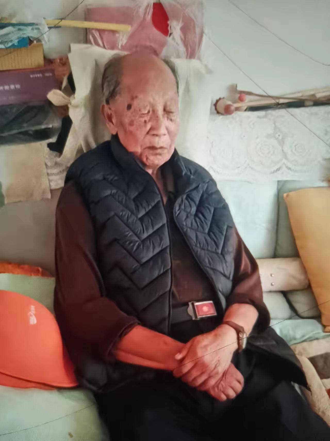 这位儿子大概从没想过，父亲会走得这么突然。老人刚吃完晚饭坐在沙发上休息，眼睛