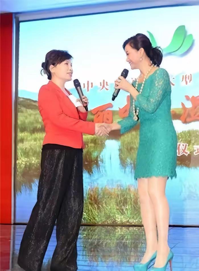 能认出这两人的朋友，肯定已经不在年轻了吧，她们一人是全国著名的歌唱家，一人则是新
