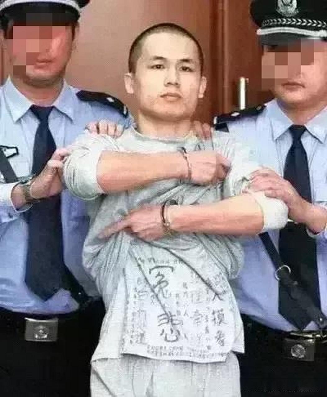 2013年，深圳民警李才坤，被判处死刑。面对记者的镜头，他突然伸出戴着手铐的双手