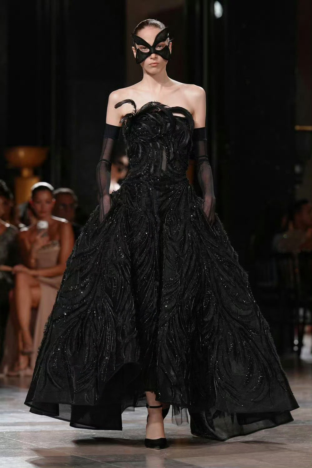 ElieSaab2026秋冬高定发布中终于放弃仙女裙了，质感相比之前upup