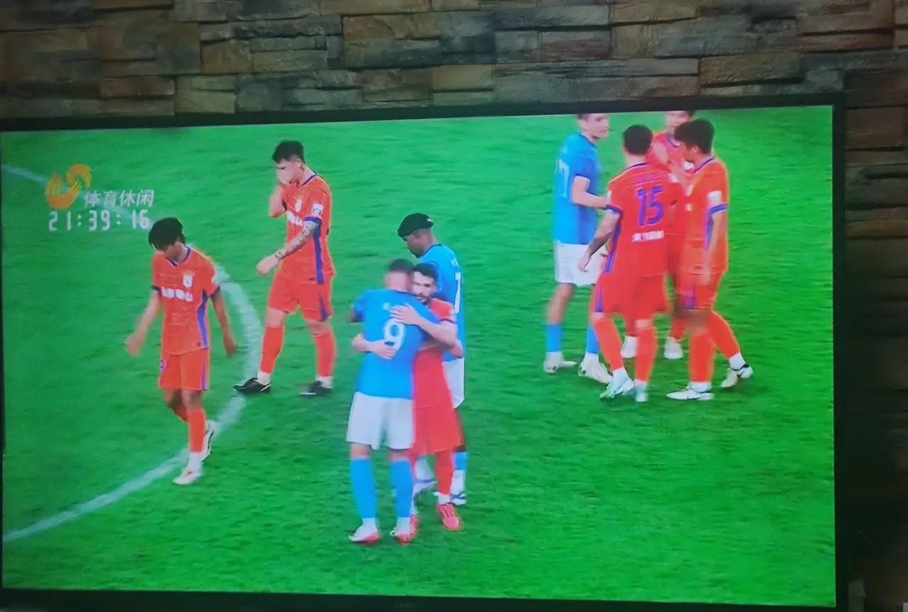 就韩鹏今晚的调度来看他真是只适合二队，11打10，看不到任何优势，后场失势，中