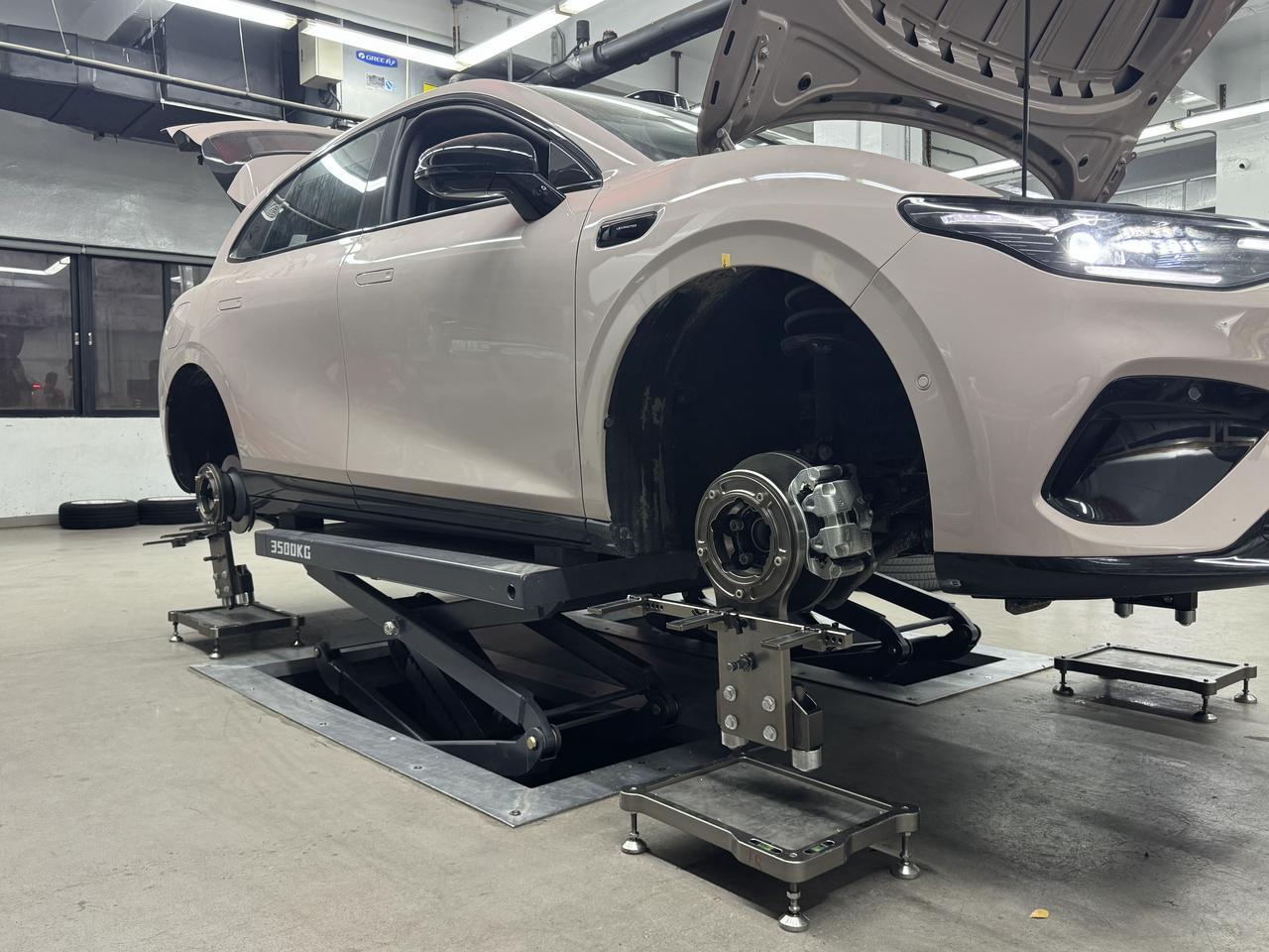 昨日新鲜上市的零跑Lafa5今日我们就带来开发绞牙避震零跑定位好玩的Laf