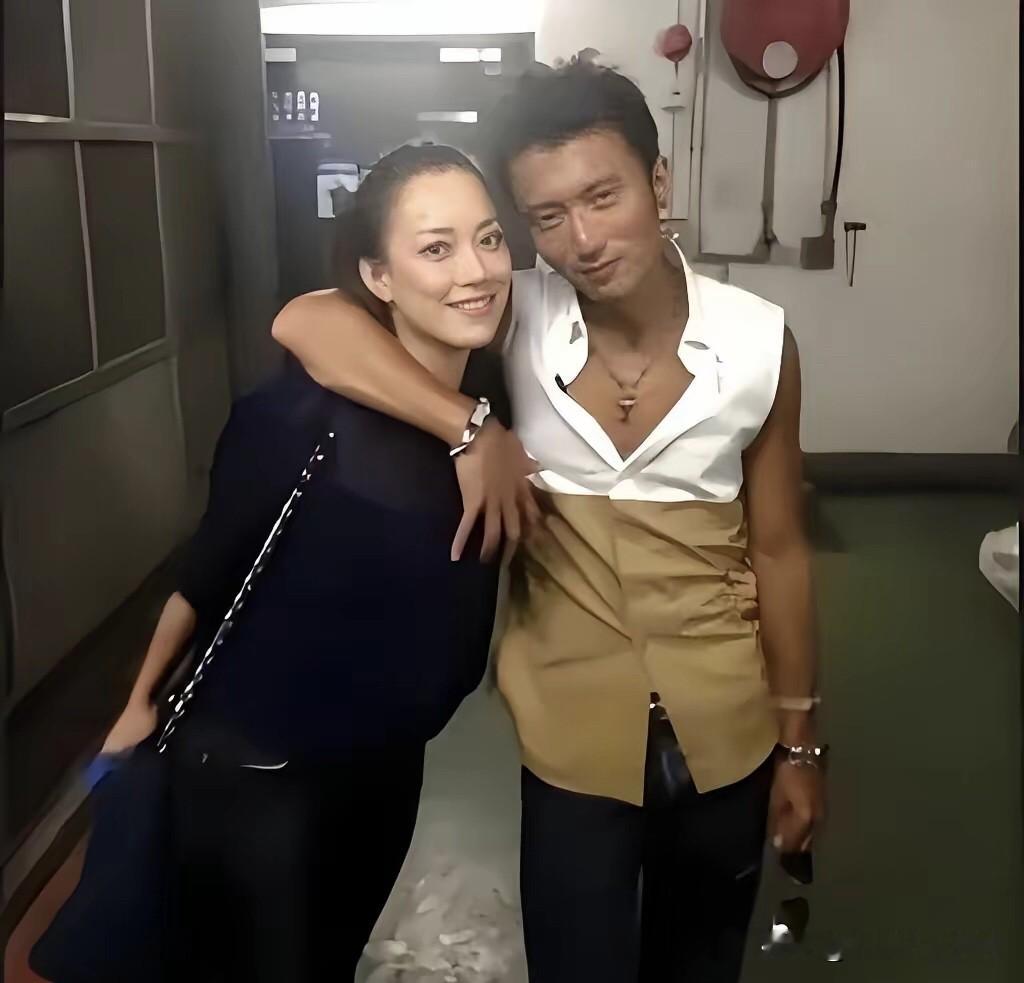 谢霆锋年轻的时候是没有古天乐帅气，也没有陈冠希那么的有气质。他当时皮肤比较黑，身材也没有想象中的完美