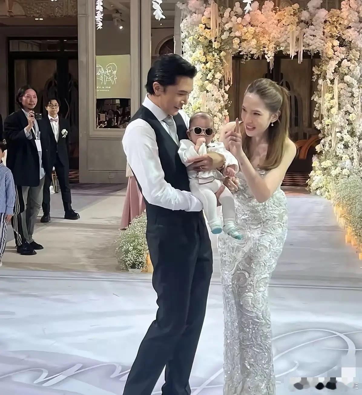 邱泽许玮宁一家三口首同框！许玮甯和邱泽带儿子在婚礼上首露面，看似是小baby，感