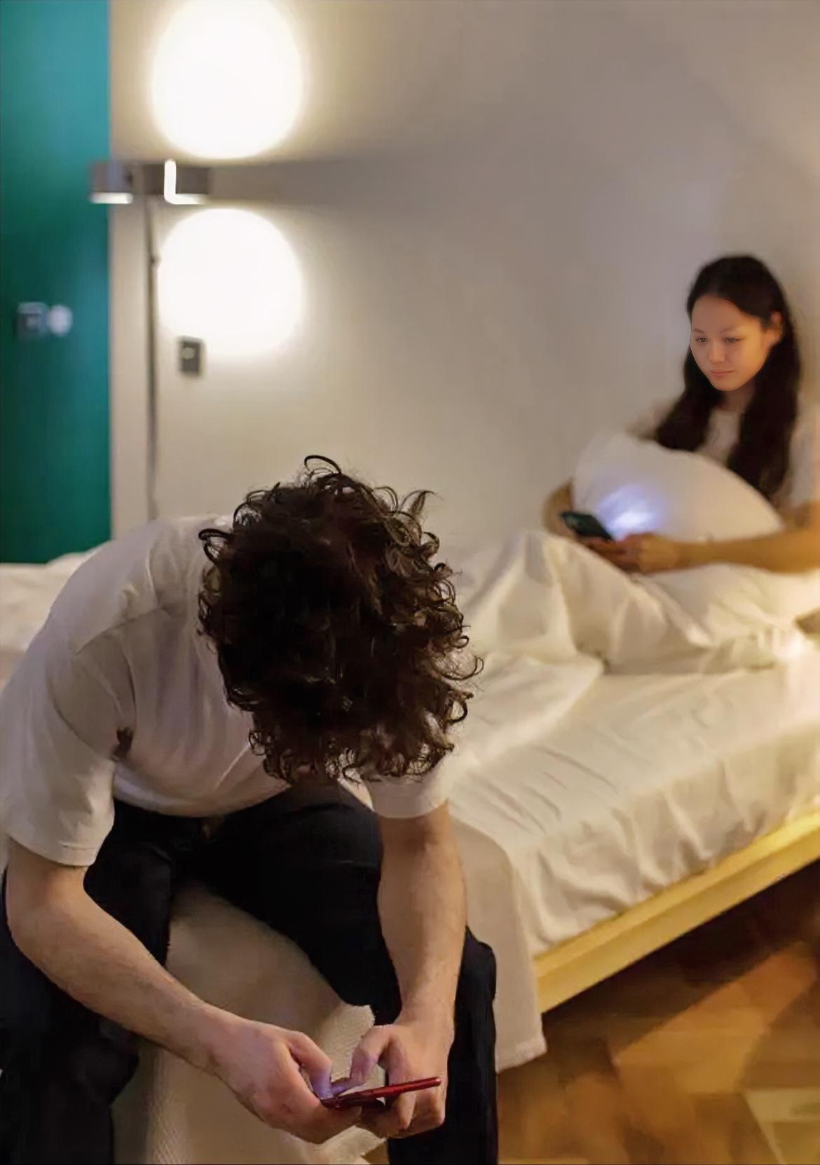 解决婚姻背叛只有一个方法。而这个方法管理学大师德鲁克早就说过了，就是：问对问题。