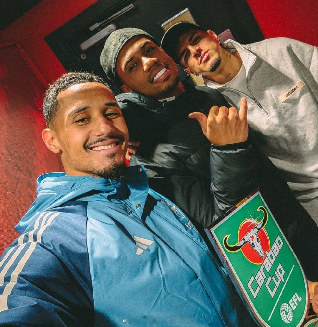 萨利巴赛后和加布里埃尔、因卡皮耶拍照分享“最佳球员”奖杯阿森纳vs水晶宫联赛杯