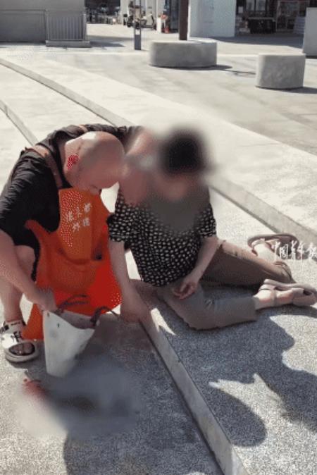 谁能想到，如今的街头暖心一幕，仅凭两句简单对话，就戳中了无数网友的内心。近日四川