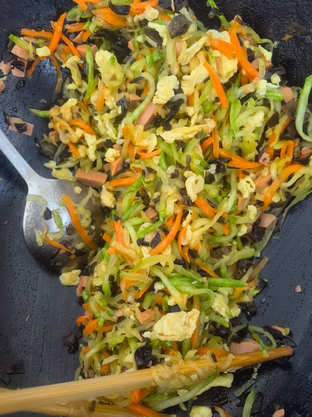 *碎碎念*突破～西葫芦鸡蛋木耳胡萝卜火腿馅儿水饺。诶呀，名字好长，味道好淡。我不