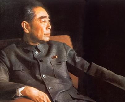 1950年，周总理在一次晚宴上注意到了一位女子。随后，他端起酒杯径直走到这个女子