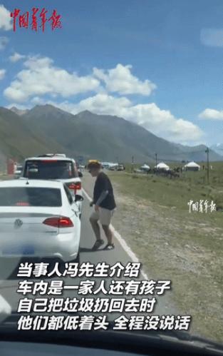 新疆独库公路，前车一路狂扔垃圾，后车司机鸣笛警告无效，忍无可忍停车将垃圾捡起扔回