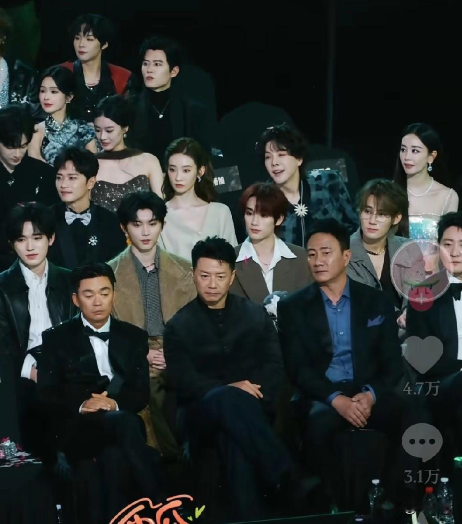 四个黄种人，四个黄种人男人，四个男人和一群女人。