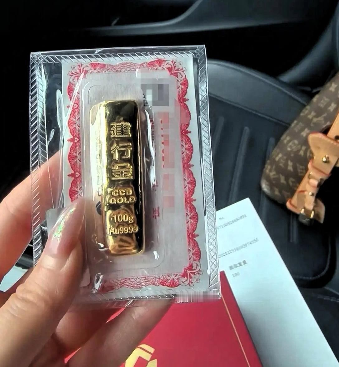 持有大量黄金的人，估计现在笑的嘴都要裂开了，7月6日暗金金价已经涨到911