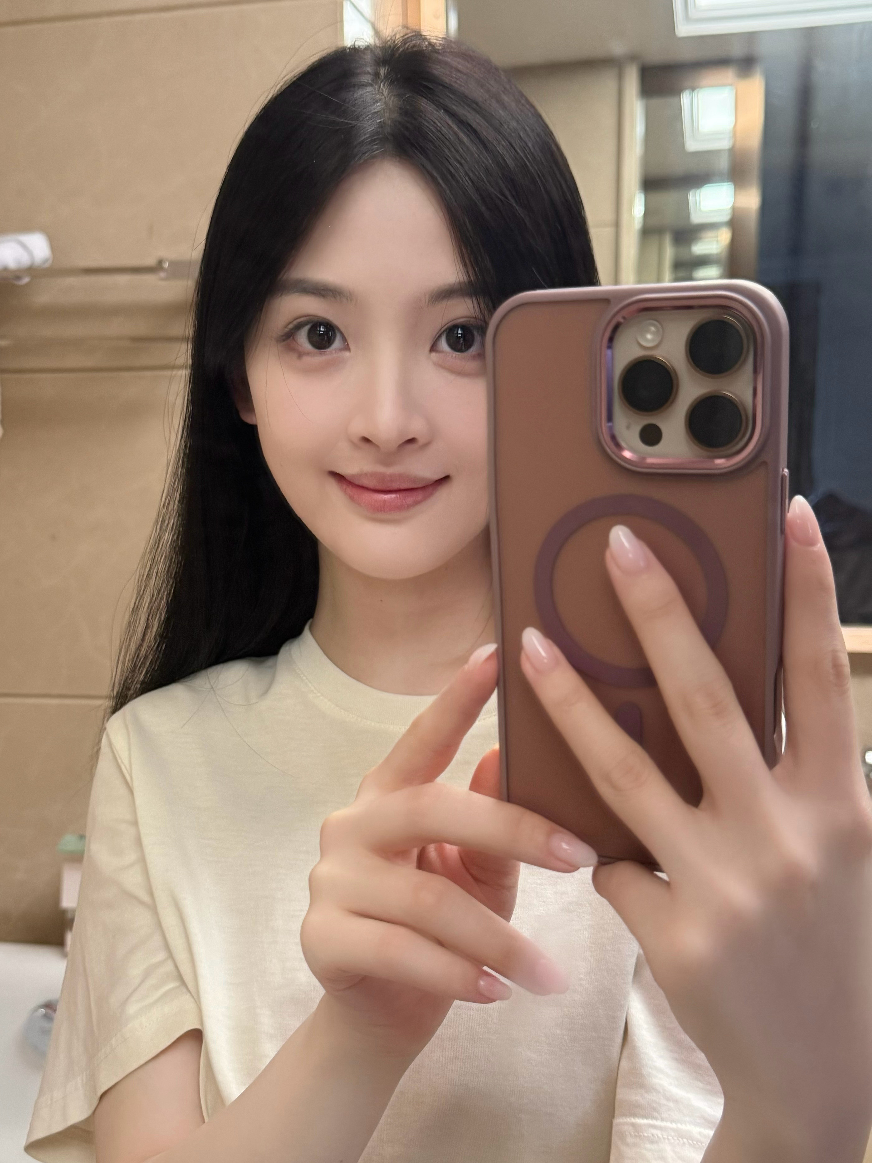 黑长直最适合我的发型虽然已经看的腻的不能再腻了想尝试一下浅发但是感觉好伤发质