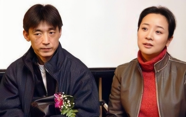 2009年，41岁的陈小艺和32岁的徐昂，在车内激吻被拍到，老公维护的说：“