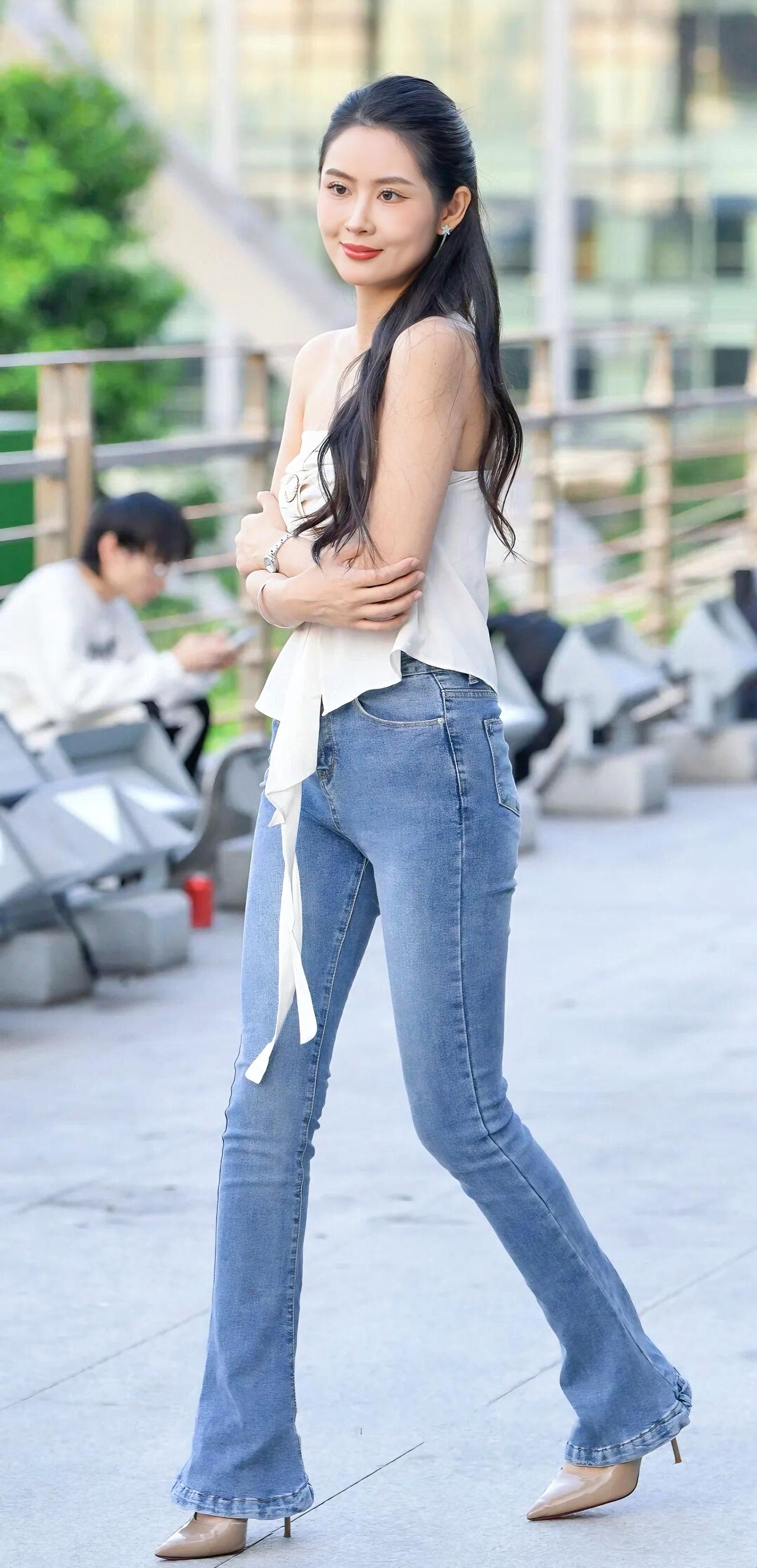 女人如何穿出含蓄的性感?都市时尚女孩，牛仔裤与高跟鞋的完美搭配，轻松优雅！👠
