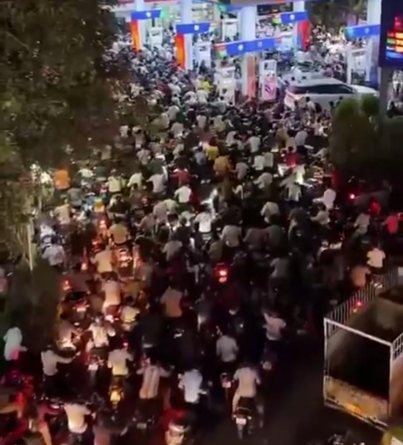 印度加油站排起长队，白宫得知其战略储备后，不由得叹了一口气！新德里、孟买及金