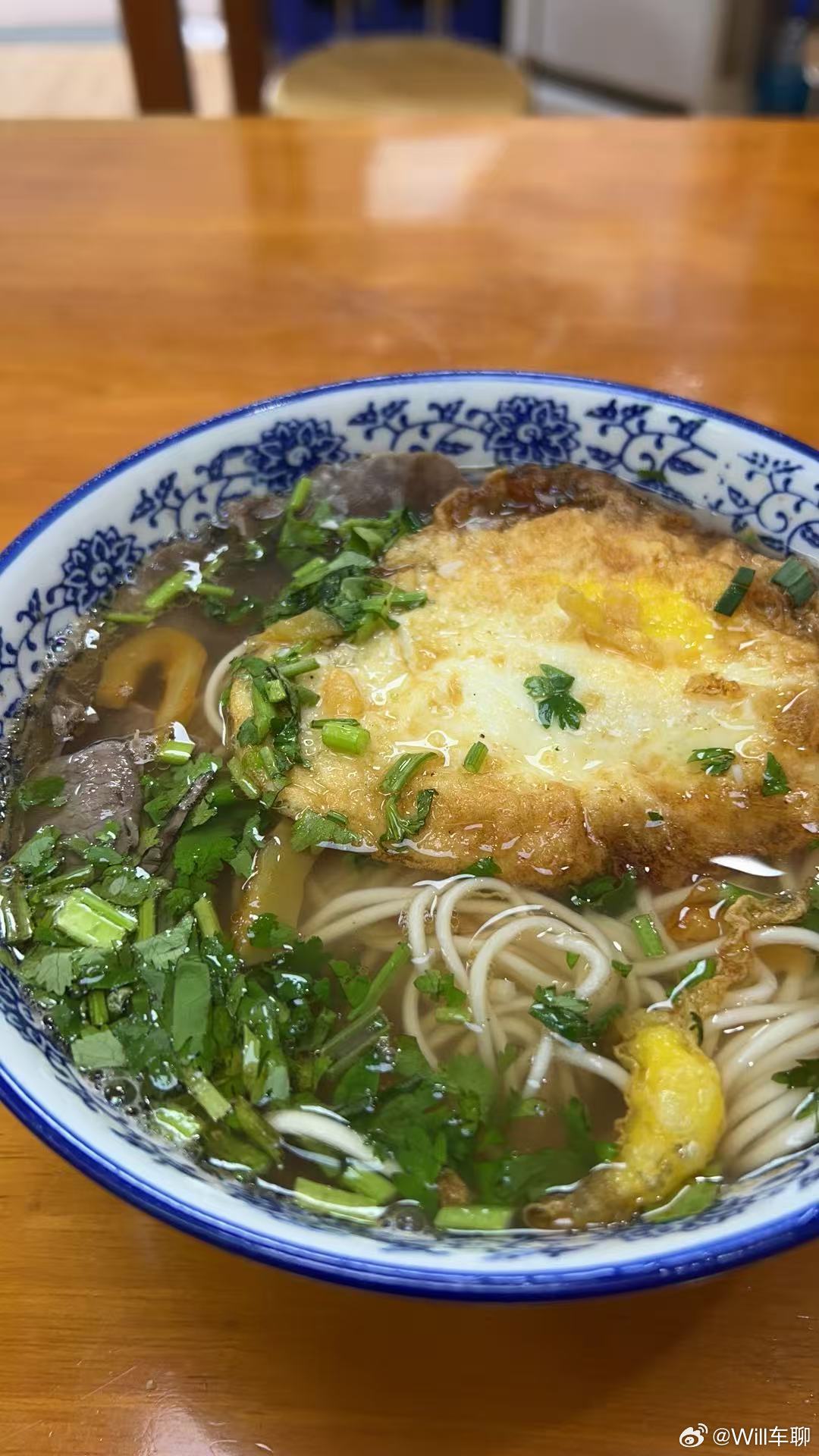 小区下面的兰州拉面。煎的双面焦黄的鸡蛋，薄如蝉翼的牛肉片，加点香菜和萝卜干。觉得