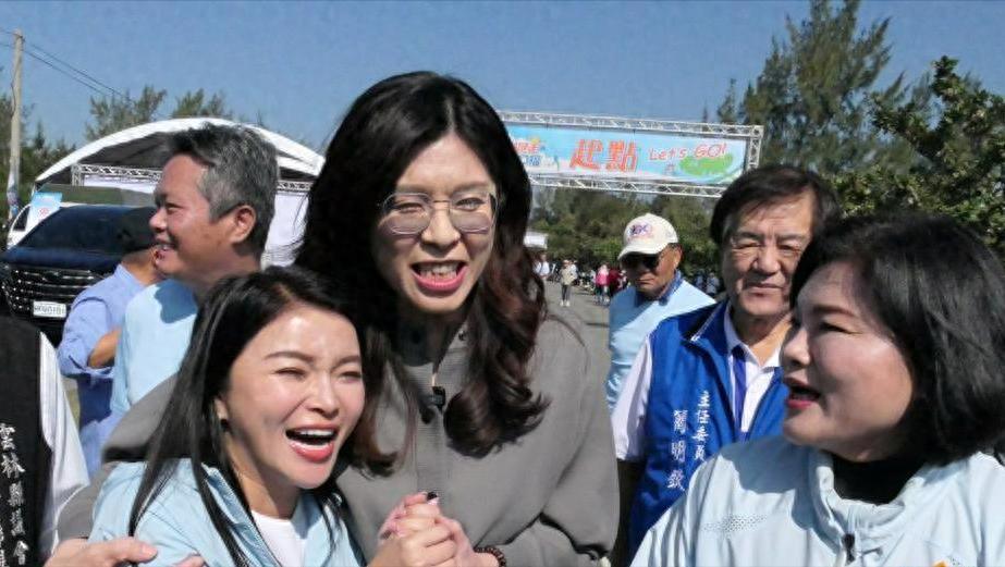 韩国瑜、卢秀燕服气，蓝营地方派系相继归附，郑丽文胜在勇者无畏郑丽文当选国民