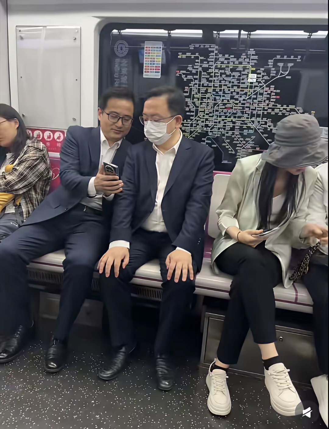 难道没人认识这么大人物，没人主动要个签名，太低调了