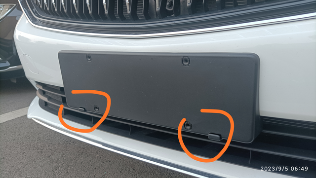 牌照框问题请问各位朋友，你们安牌照有套牌照框吗，帝豪前面那有两个小凸起，直接安