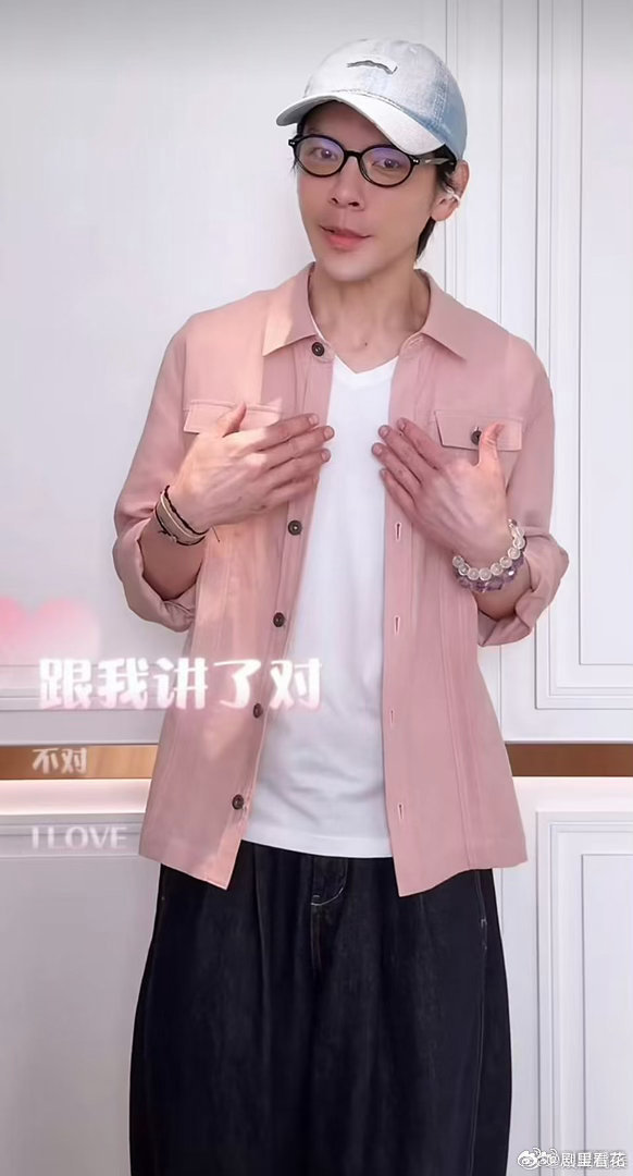 向佐向佑直播间同框反差感拉满，向佐清爽得体气场十足，向佑拘谨内敛神色局促，多
