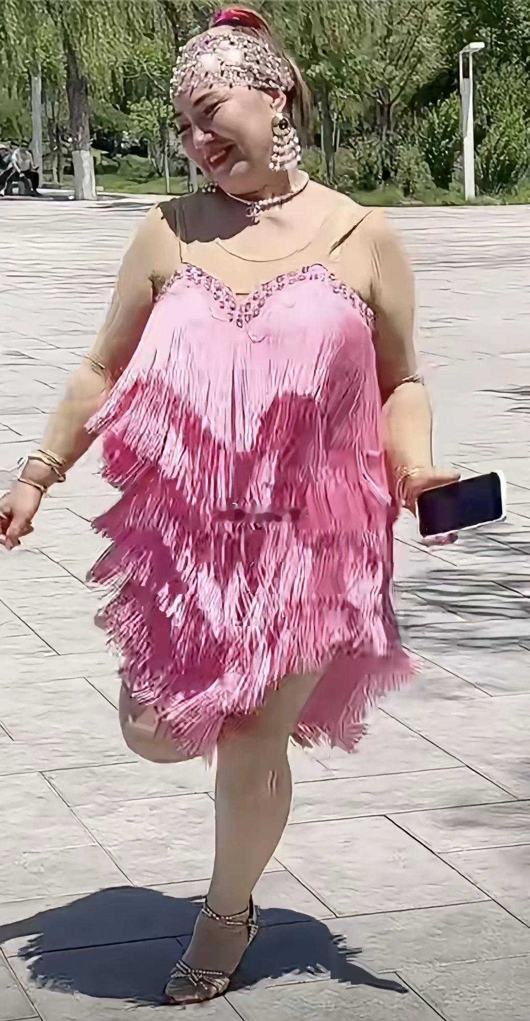 中国大妈也真是无所畏惧，就这身裙装在公园里就开始自娱自乐