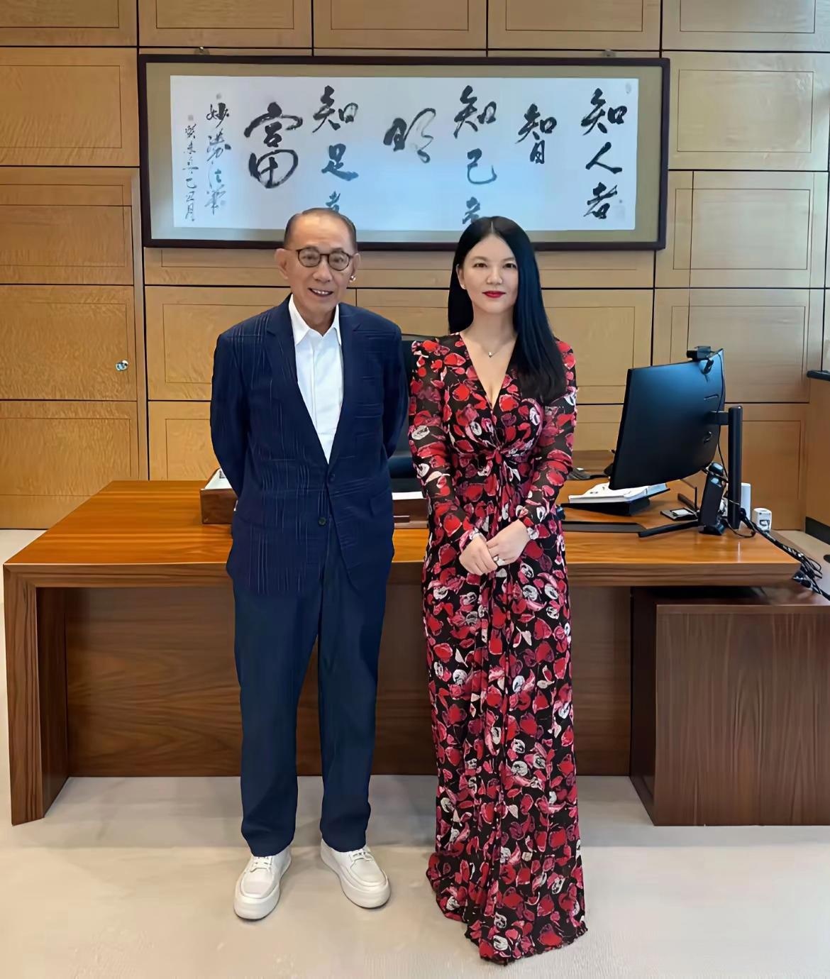 李湘身边的大佬是谁？他带着眼镜，和李湘站在那里就像是一对父女，显得亲切感十足。他