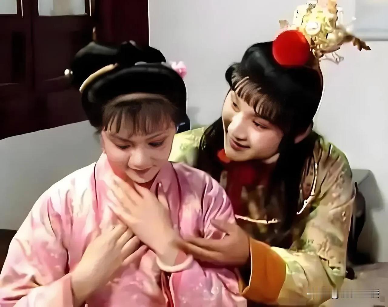 在宝黛钗仨人名字间，贾宝玉和林黛玉共用了一个玉字，贾宝玉和薛宝钗共用了一个宝字。