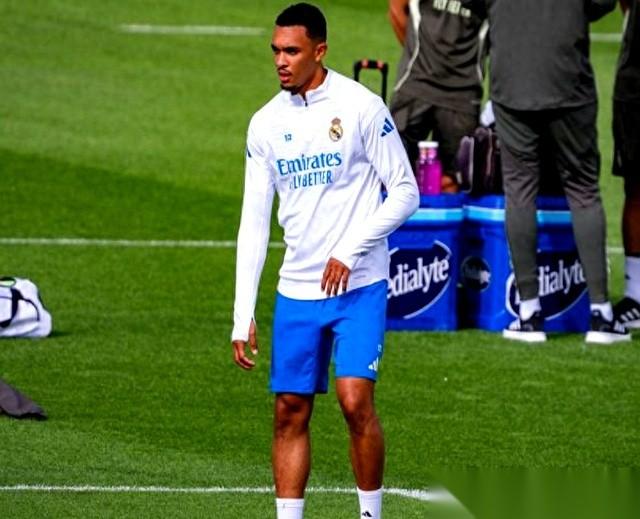 命运这剧本，有时候真比小说还离奇。皇马的主力右后卫，卡瓦哈尔，赛季报销了。就