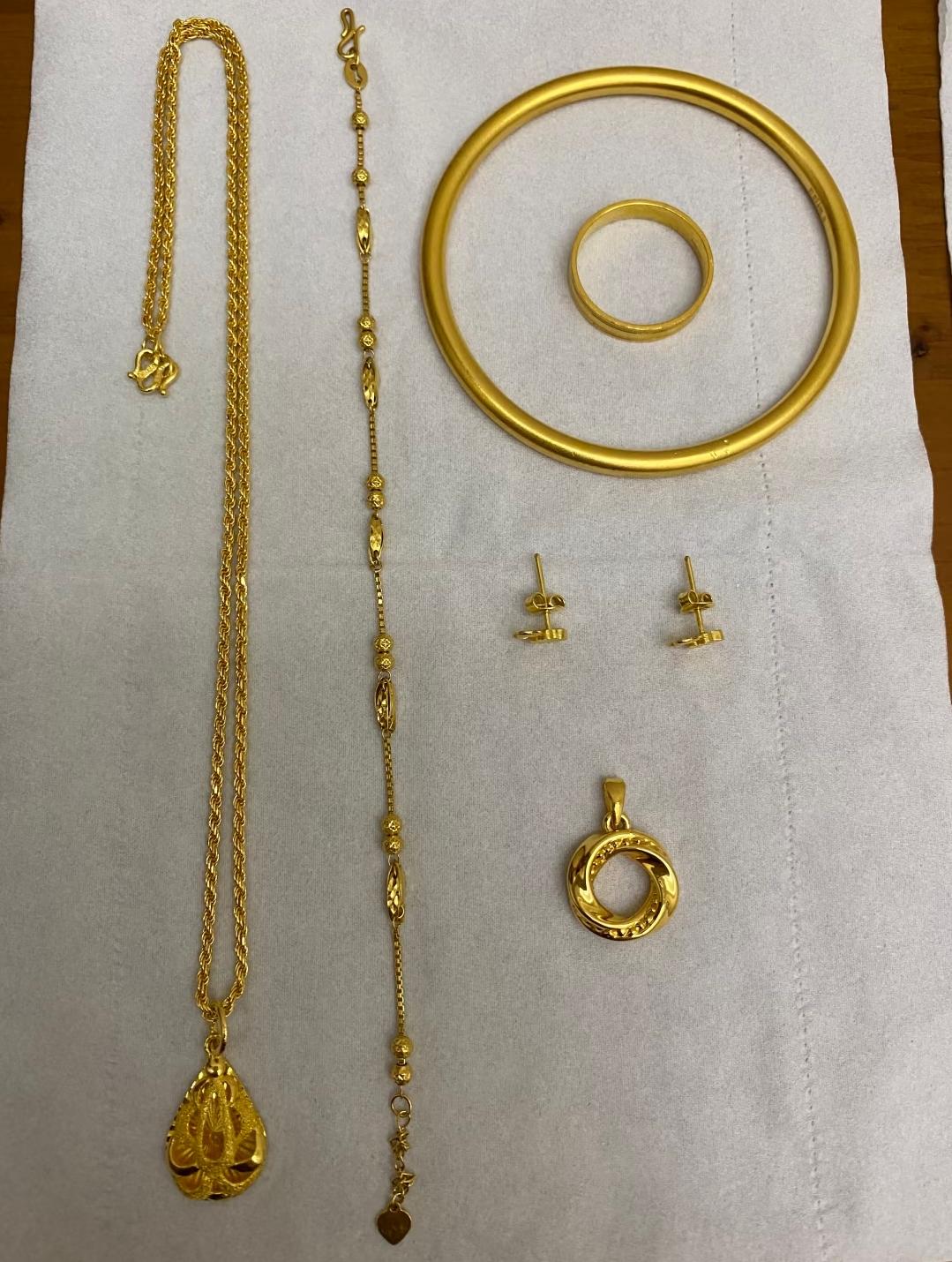 姐妹们！听我一句劝——家里的金镯子、金手链、金项链，还有最惹眼的金耳环，赶紧先