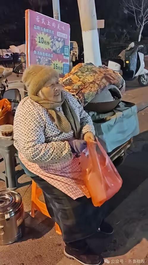 突然看哭了！被济南这位82岁的奶奶狠狠戳中了心！她摆摊卖了10年的鹌鹑蛋，就是为
