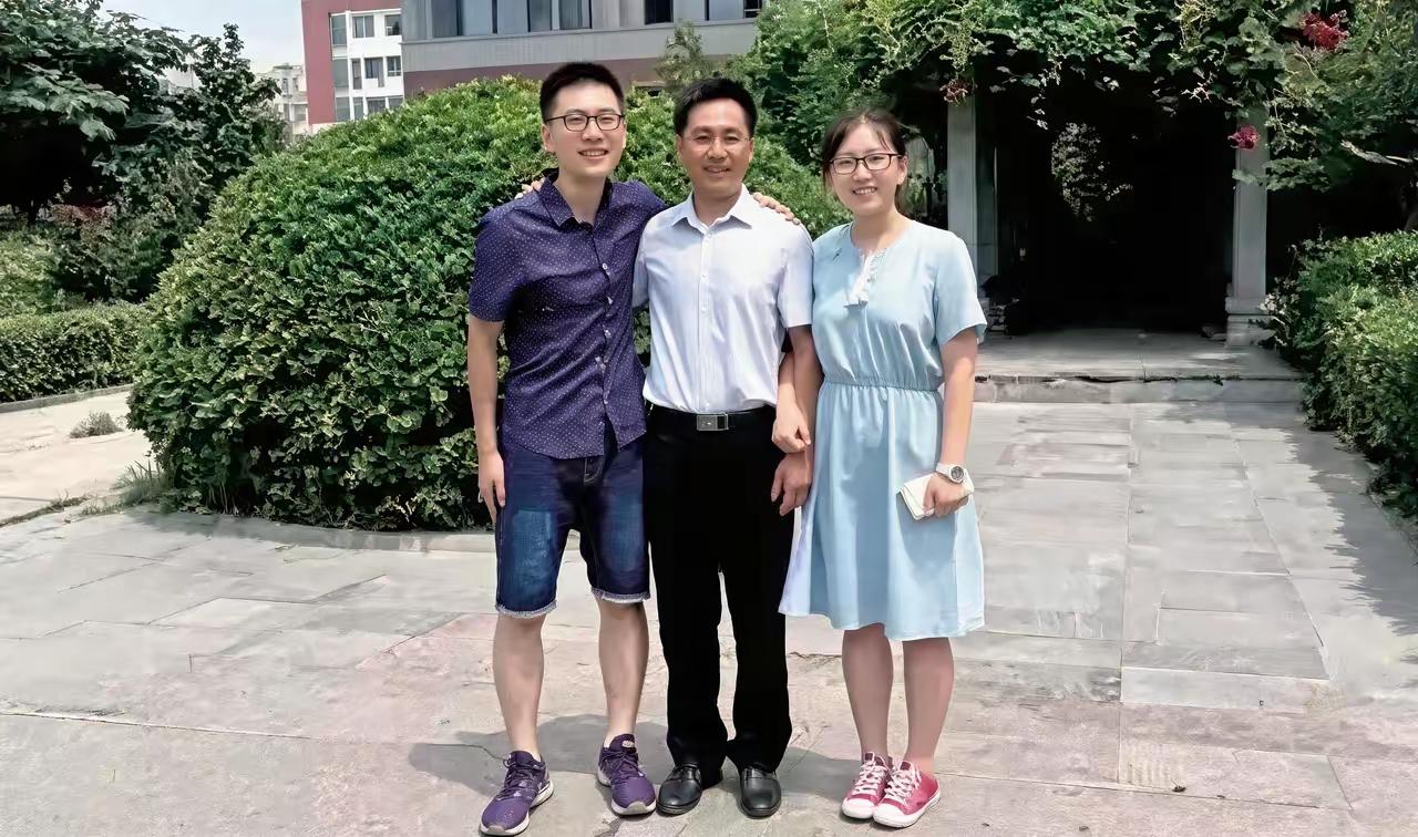 姐弟俩相差一岁，前后以状元身份进入清华大学同专业，创下一年一状元、姐弟同专业考入