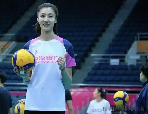 加拉塔萨雷女排25-26赛季完整名单：🏐二传:🇹🇷纳兹-🇳