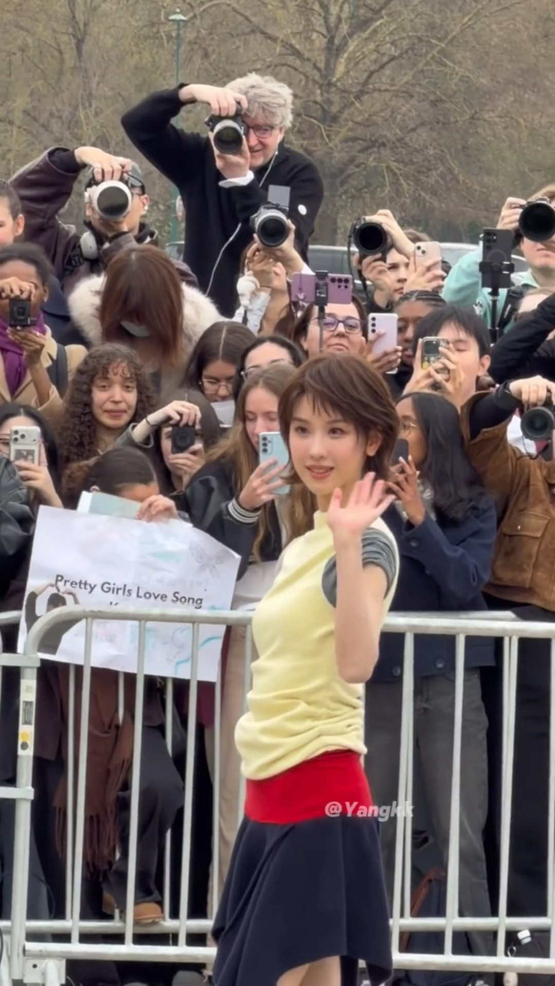 陈都灵巴黎时装周夯爆了，本以为长发才是嘟嘟的舒适区，结果发现此女短发更是惊为天人