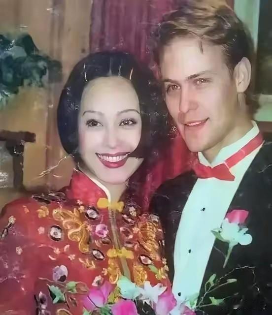 没想到宁静这么张扬的一个人，对于自己的孩子保护得很好。宁静的前夫保罗·克塞是