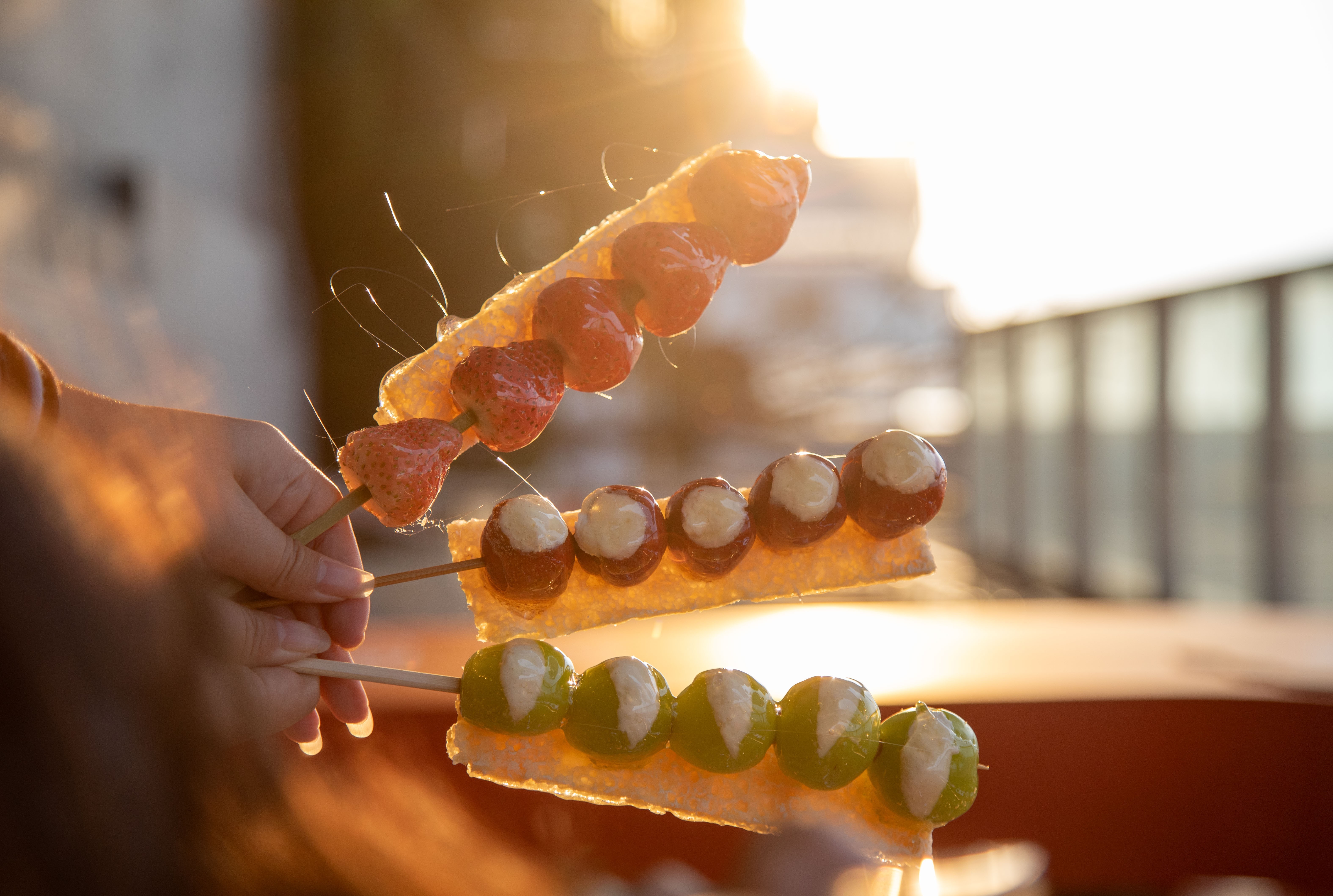 昨天朋友局我真的笑死——别的聚会都是奶茶、烤串、炸串，我们这是“一人一串薛记奶皮