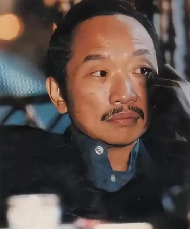 1985年，古龙下葬时，陪葬了48瓶XO酒，朋友蔡澜说：“万一有盗墓贼来偷酒，古