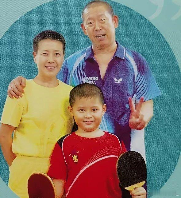 这是林诗栋从小到大与启蒙教练关艳拍下的温馨合影，两人的关系更像母子，都是很善良的人​